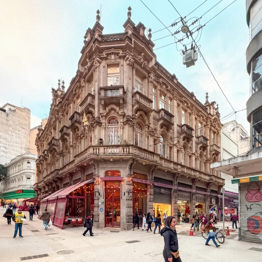 Palacete Tereza Toledo de Lara, arquitetura em estilo Renascença francesa vizinha ao Edifício Tebas.